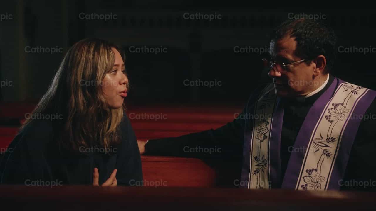 Joven confesándose con un sacerdote - Banco de vídeos católicos