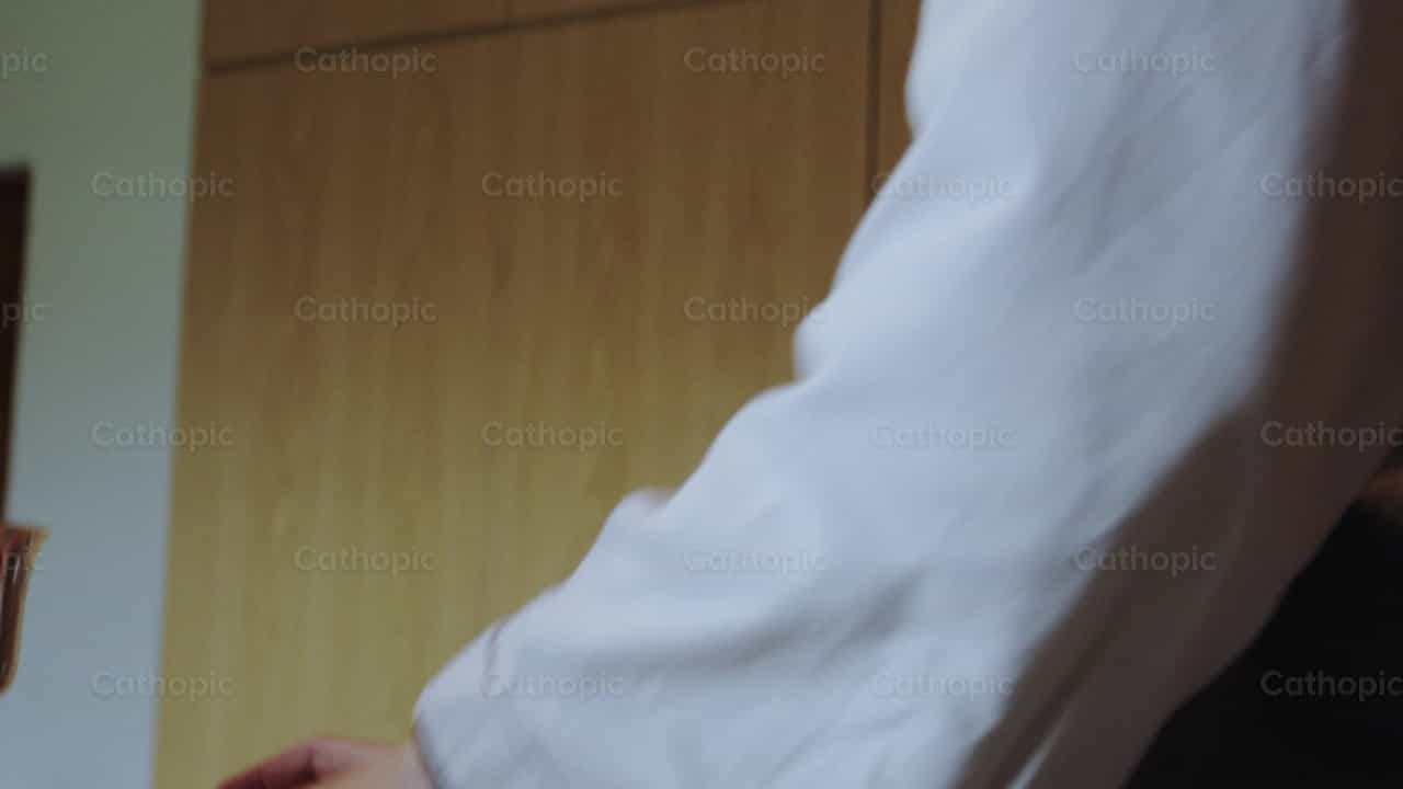 Monje de Verbum Spei limpia el Cáliz - Banco de vídeos católicos - Fotografía por Almures Studio
