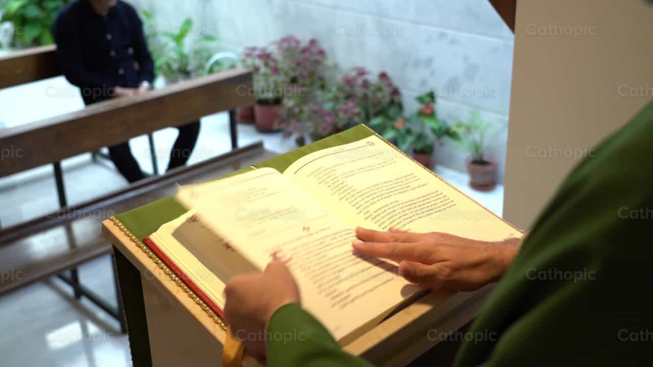 미사를 봉헌하는 사제 - 가톨릭 스톡 영상 - 사진 제공 Cathopic