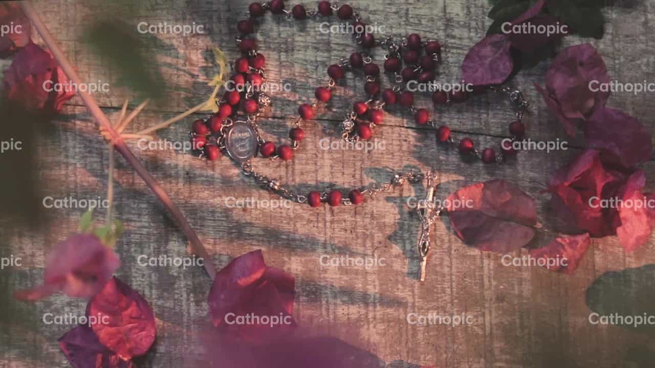 Icono y Rosario - Banco de vídeos católicos - Fotografía por Adrian Varela