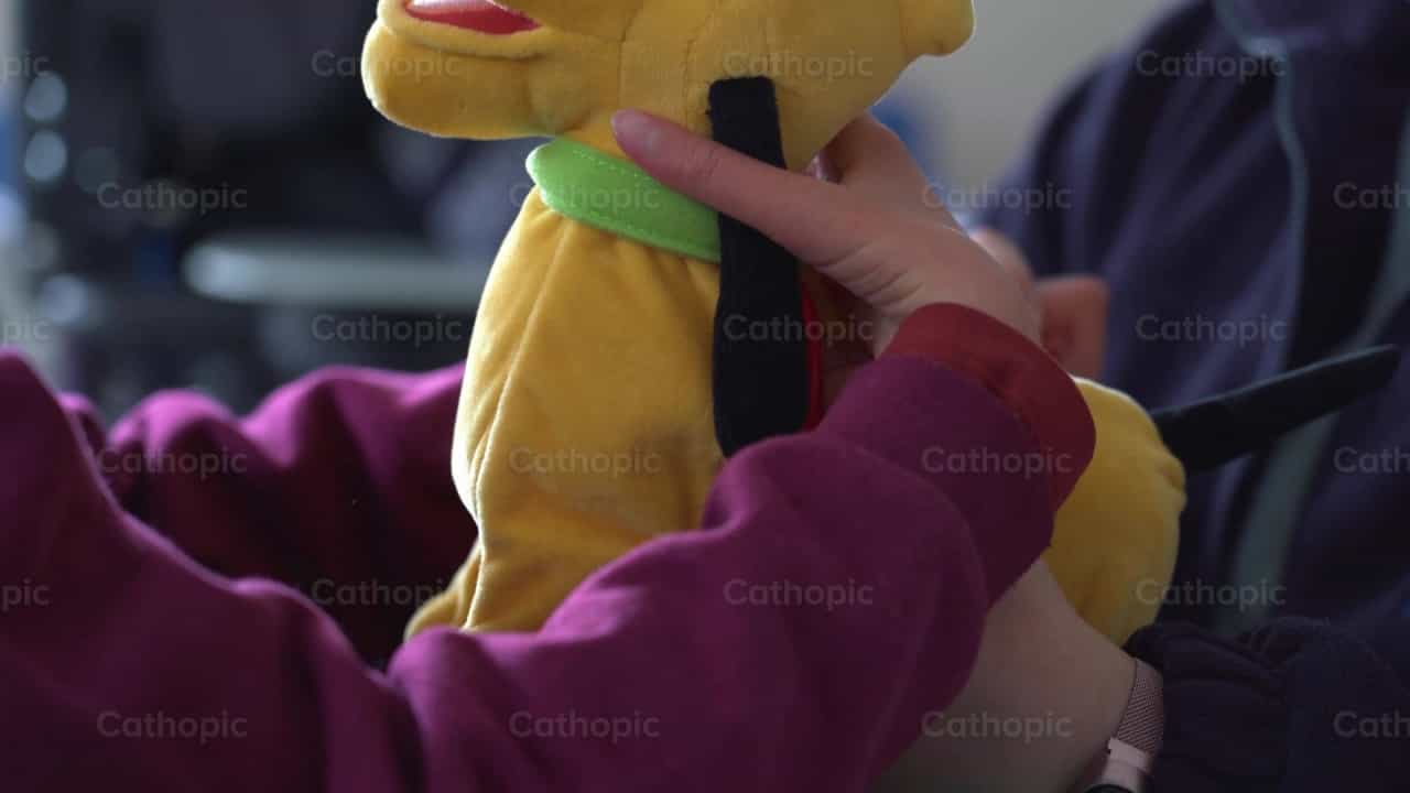 Niño con juegos - Banco de vídeos católicos - Fotografía por Cathopic