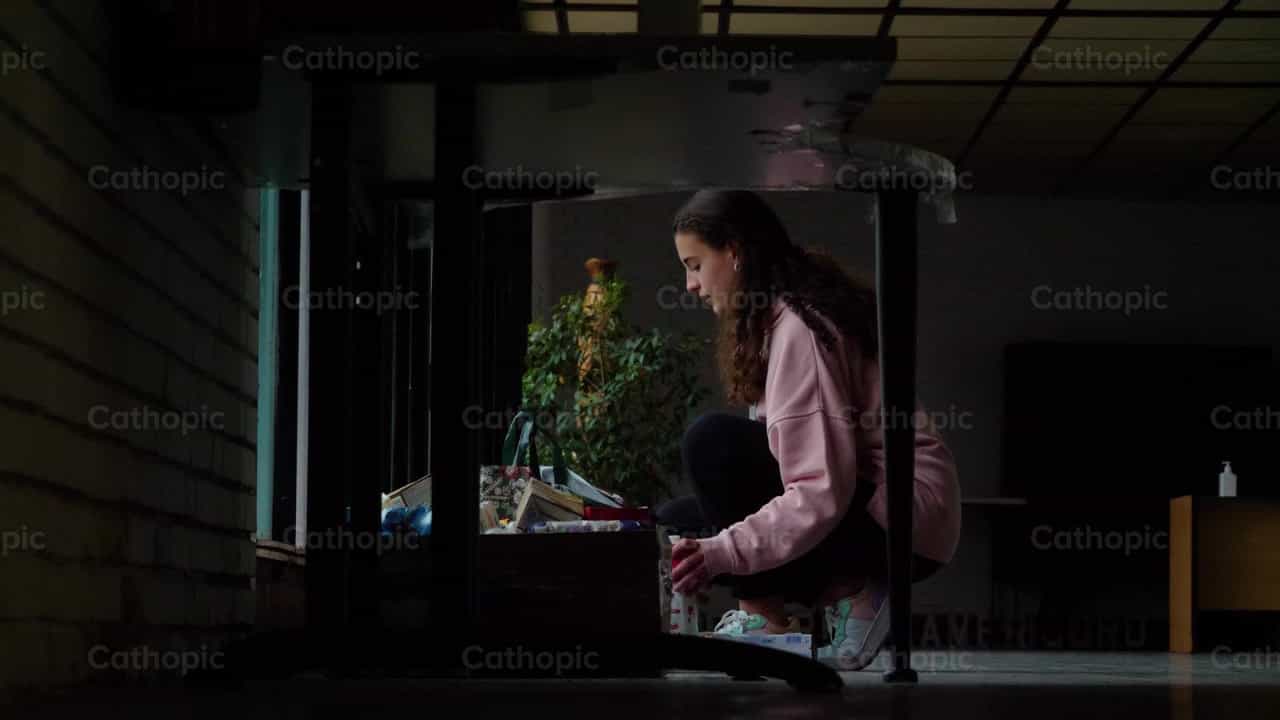 Una Chica Ordena Comida - Banco de vídeos católicos - Fotografía por Cathopic