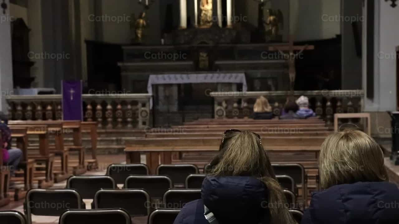 Pessoas rezando em um templo - Vídeos católicos de stock - Foto de Saul Ibarra