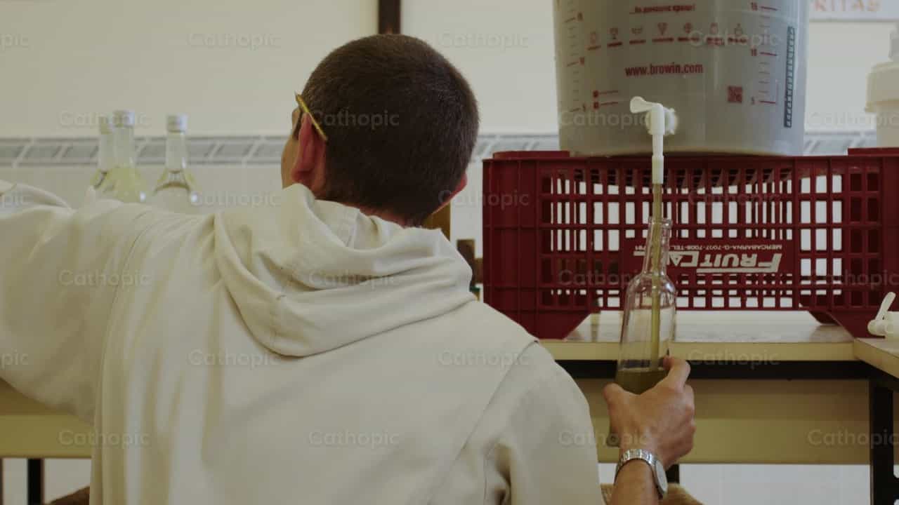 Monjes de Verbum Spei preparando jugo casero - Banco de vídeos católicos - Fotografía por Almures Studio