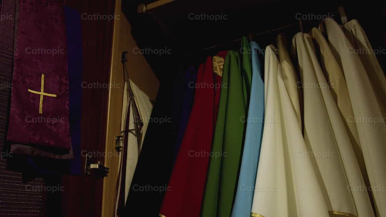 Casullas de sacerdote - Banco de vídeos católicos - Fotografía por Almures Studio