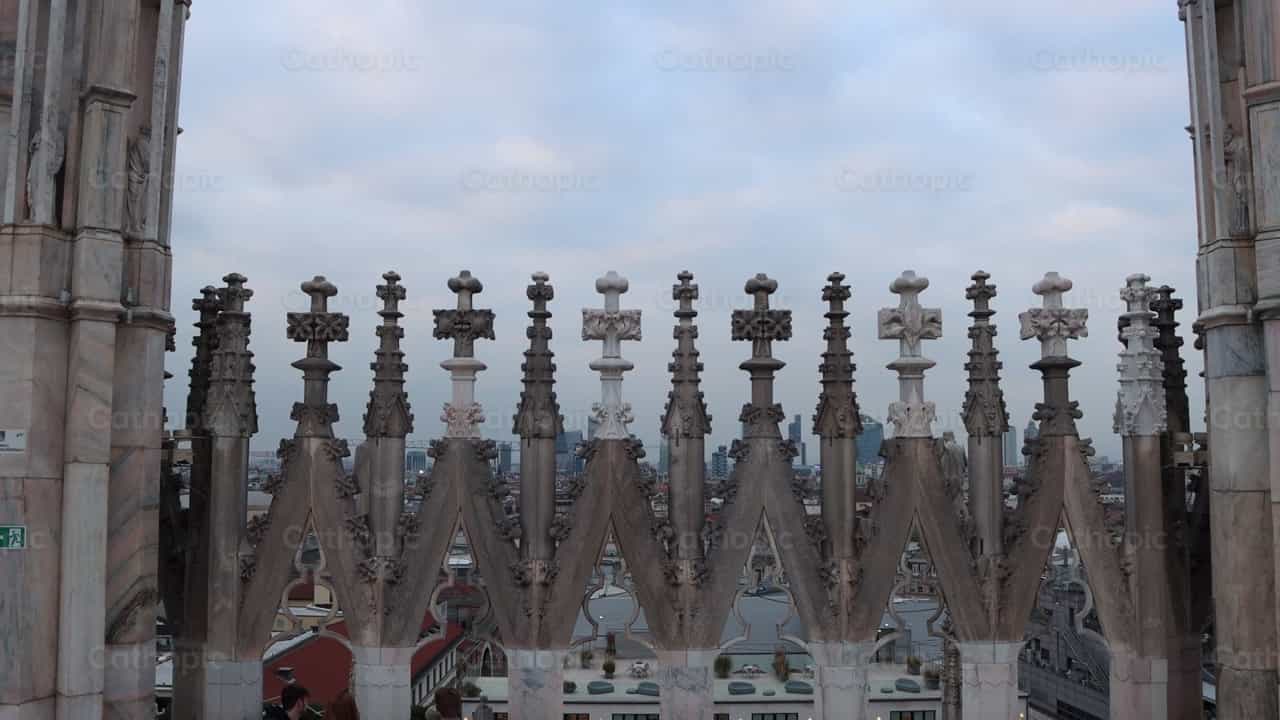 Lado a lado del duomo di milano - Banco de vídeos católicos - Fotografía por Saul Ibarra