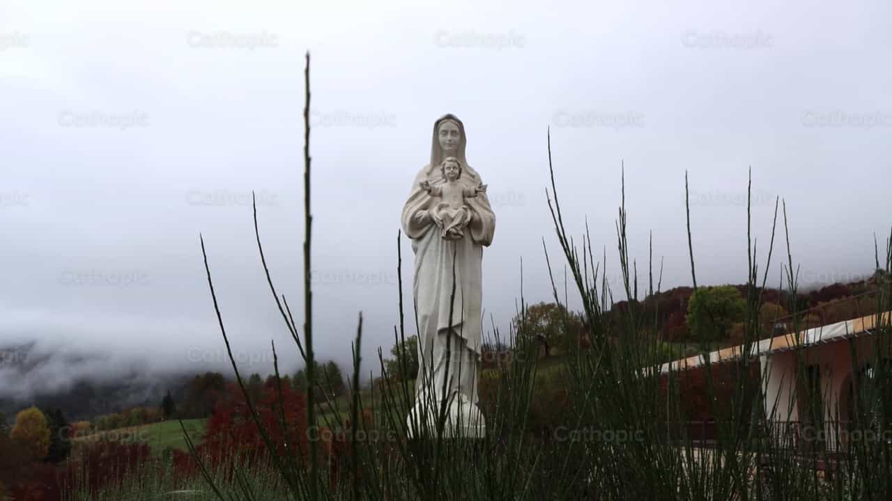 Escultura de la Virgen Maria - Banco de vídeos católicos - Fotografía por Frames Cristianos