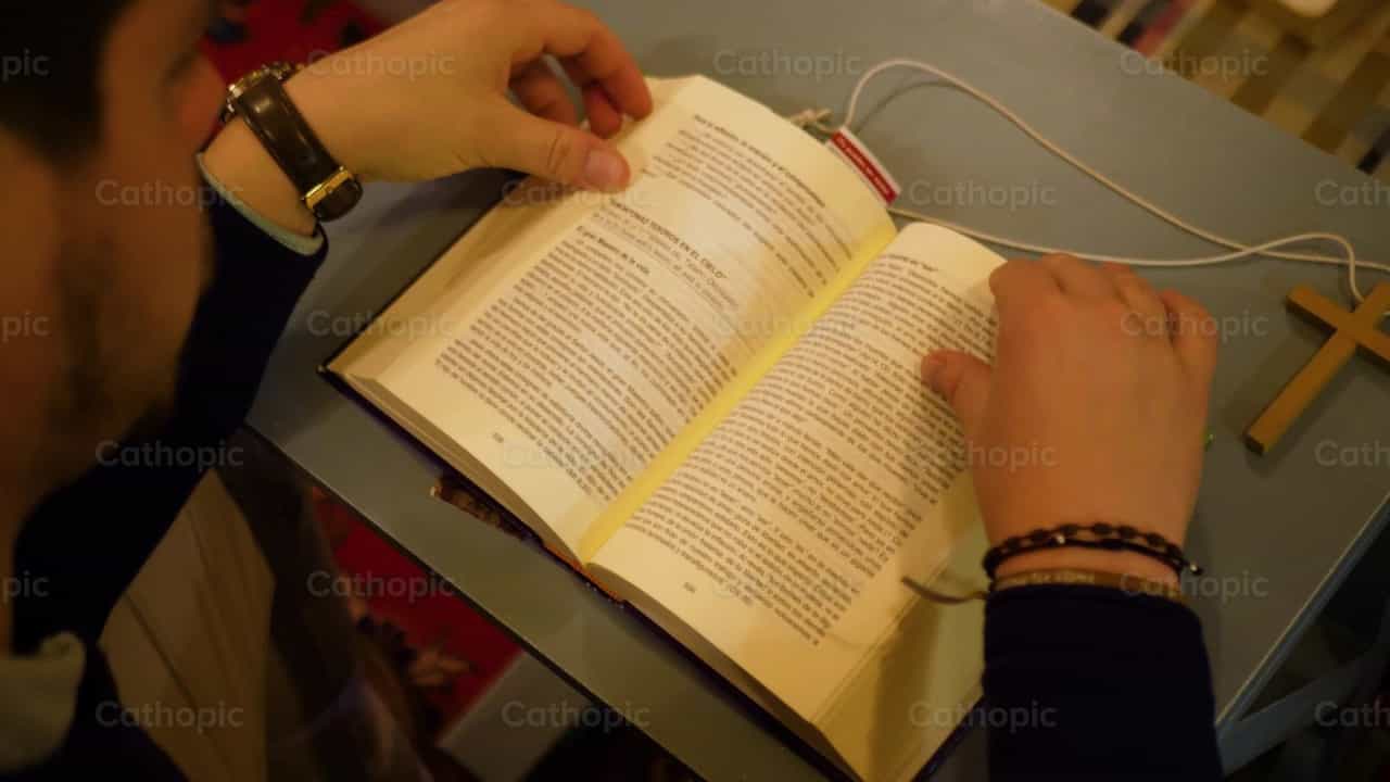 Freunde lesen die Bibel, Folge 1 - Katholische Stock-Videos