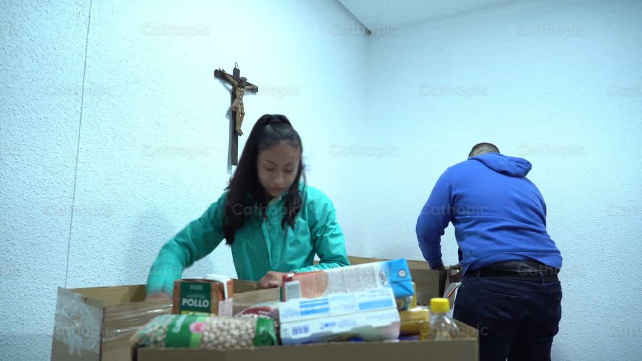 La juventud sirviendo - Banco de vídeos católicos - Fotografía por Cathopic