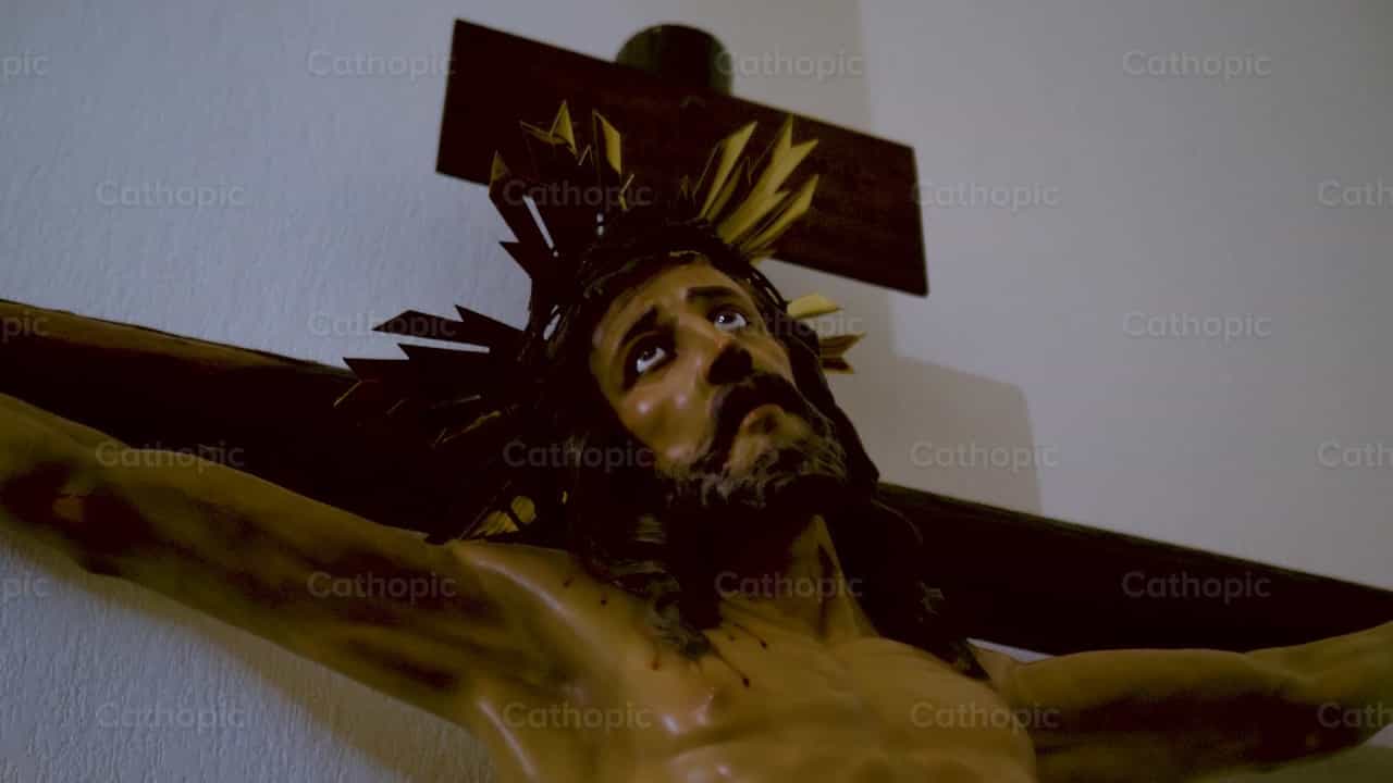 Jesús en la cruz (toma 2) - Banco de vídeos católicos