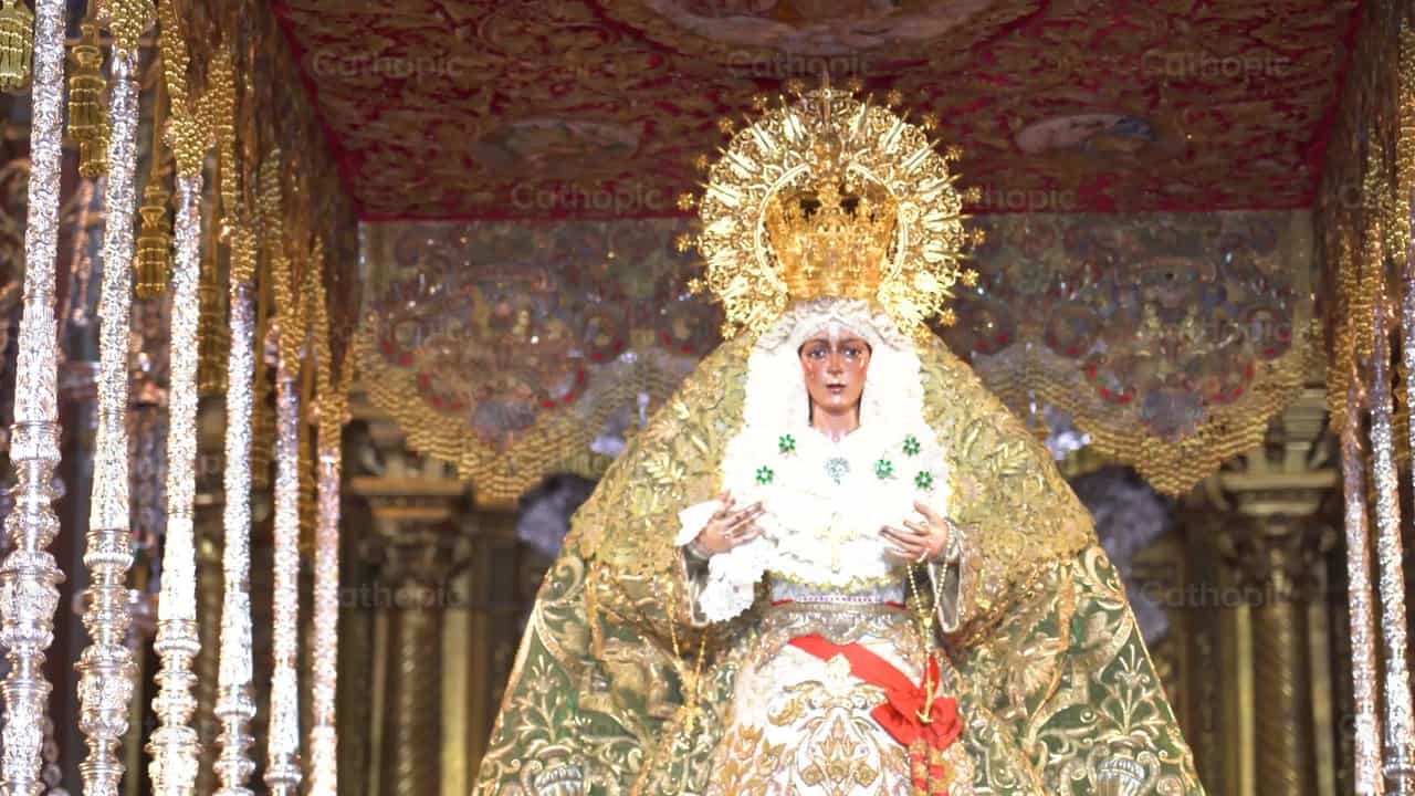 Procesión con María, ángulo 1 - Banco de vídeos católicos - Fotografía por Cathopic