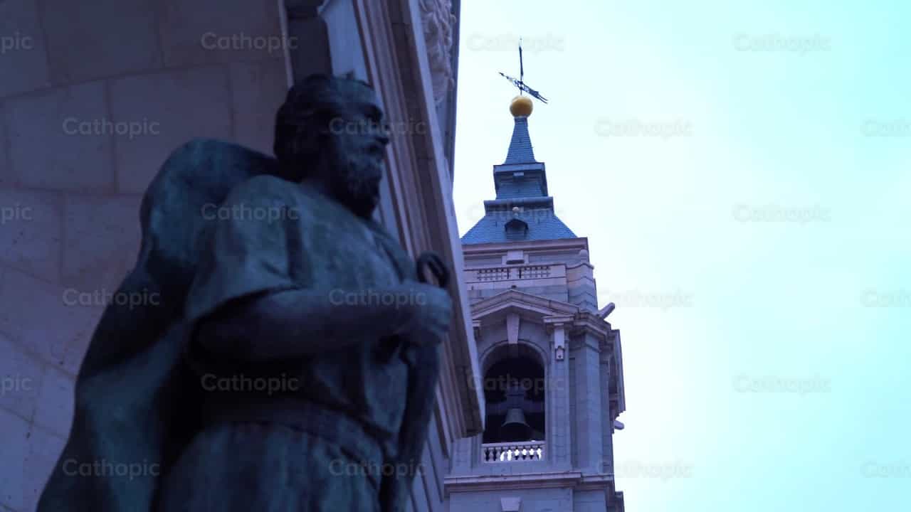 Szent Pál szobra és templomtorony - Katolikus stock videók - Fotó: Cathopic