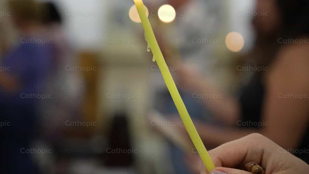 Vela encendida - Banco de vídeos católicos - Fotografía por Érica Viana