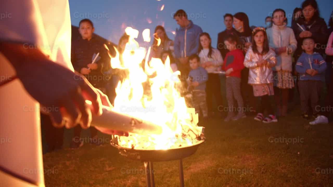 Fuego de la Vigilia Pascual - Banco de vídeos católicos - Fotografía por Catholic Stuff