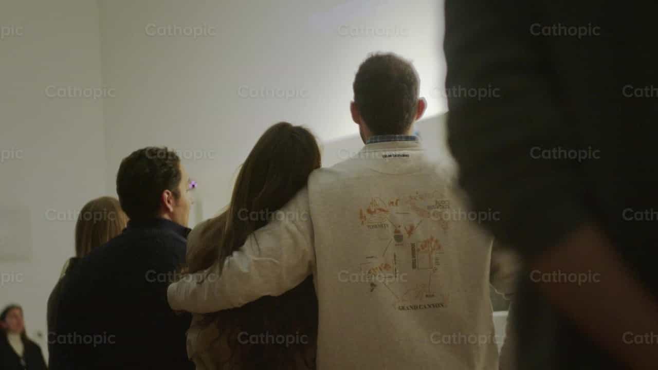 Novios orando ante el Santisimo Sacramento - Banco de vídeos católicos - Fotografía por Almures Studio
