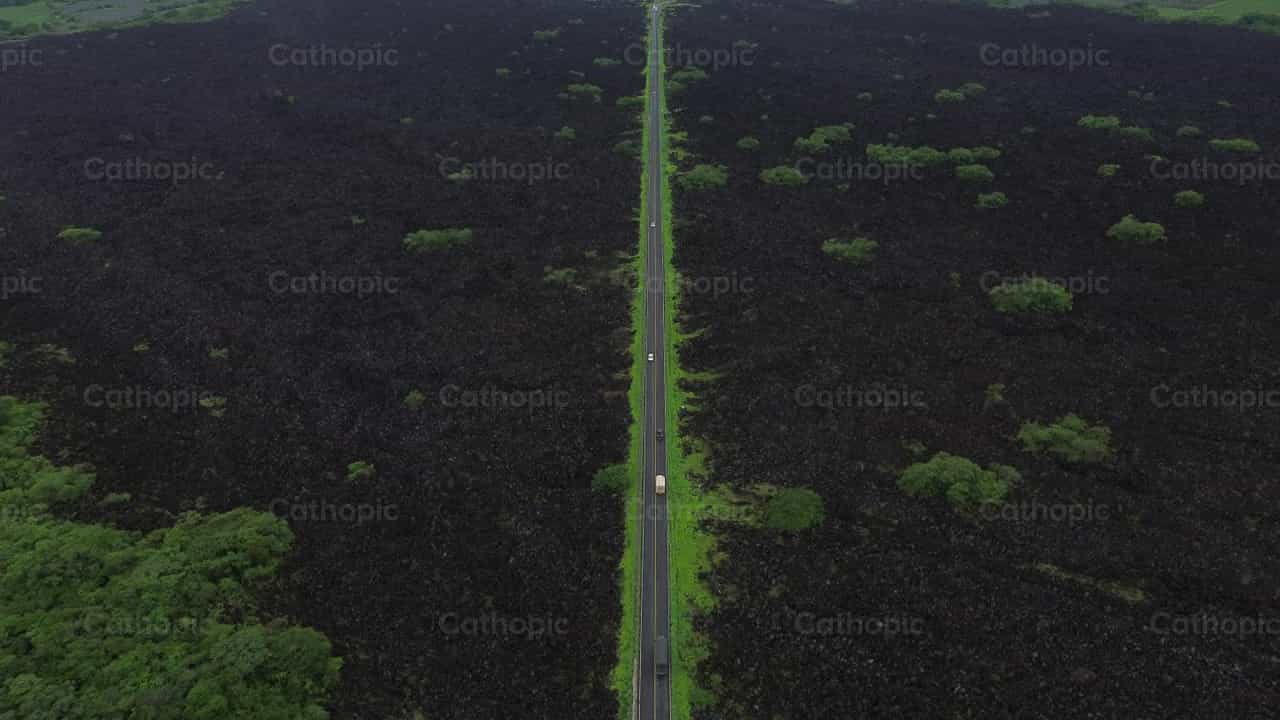 Carretera en suelo volcanico - Banco de vídeos católicos