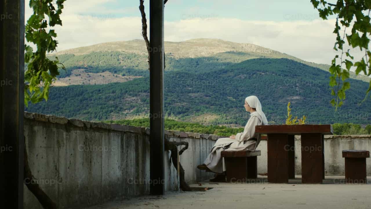 Monja agustina rezando el rosario - Banco de vídeos católicos - Fotografía por Almures Studio