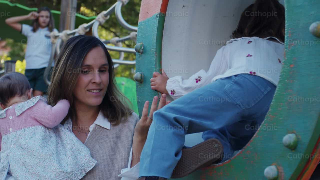 Mama i dzieci bawiące się w parku - Katolickie filmy stockowe
