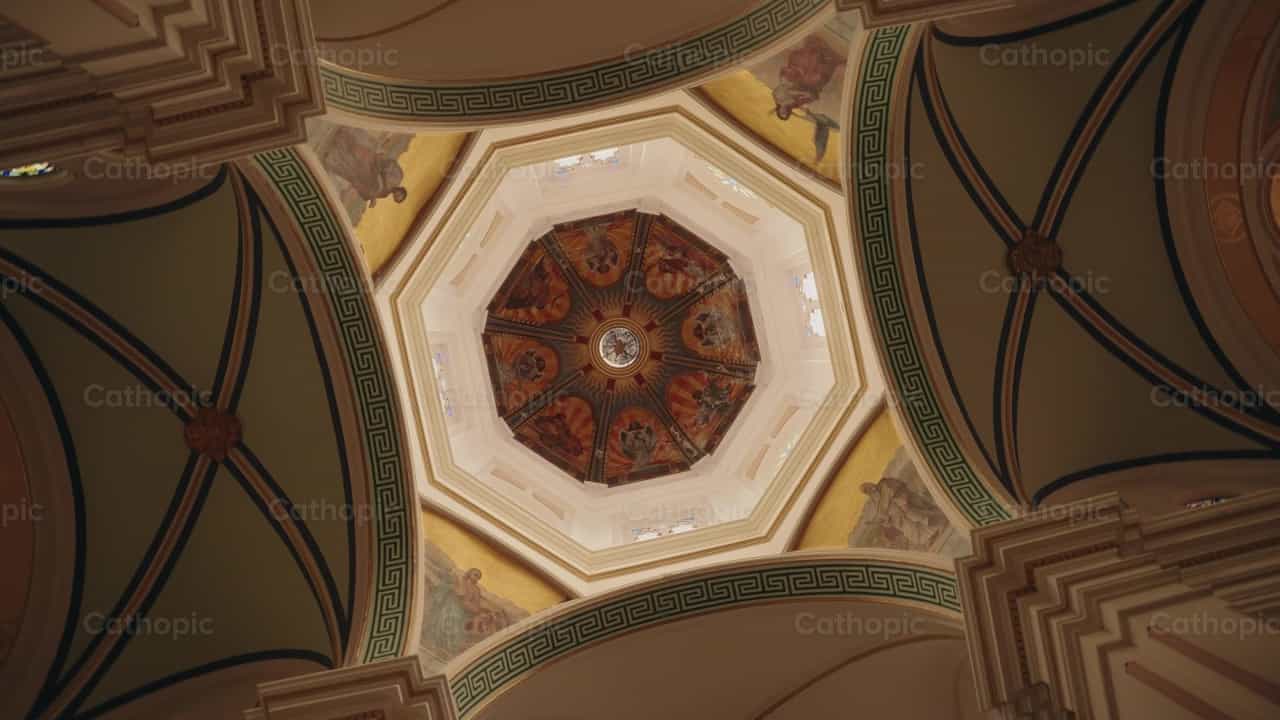 Cupula de catedral con pinturas - Banco de vídeos católicos - Fotografía por Carlos Gaviria
