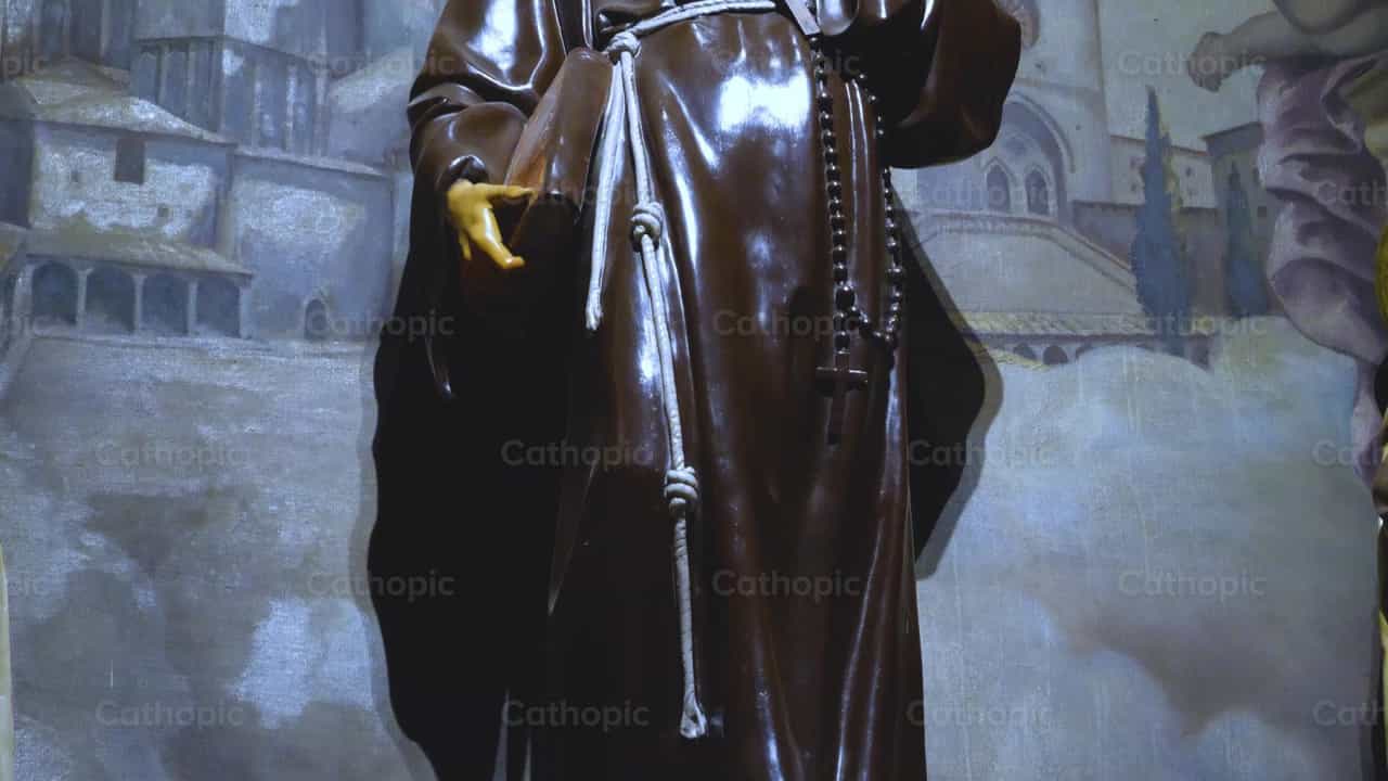 San Francesco d’Assisi in cattedrale (ripresa 1) - Video stock cattolici - Foto di Cathopic