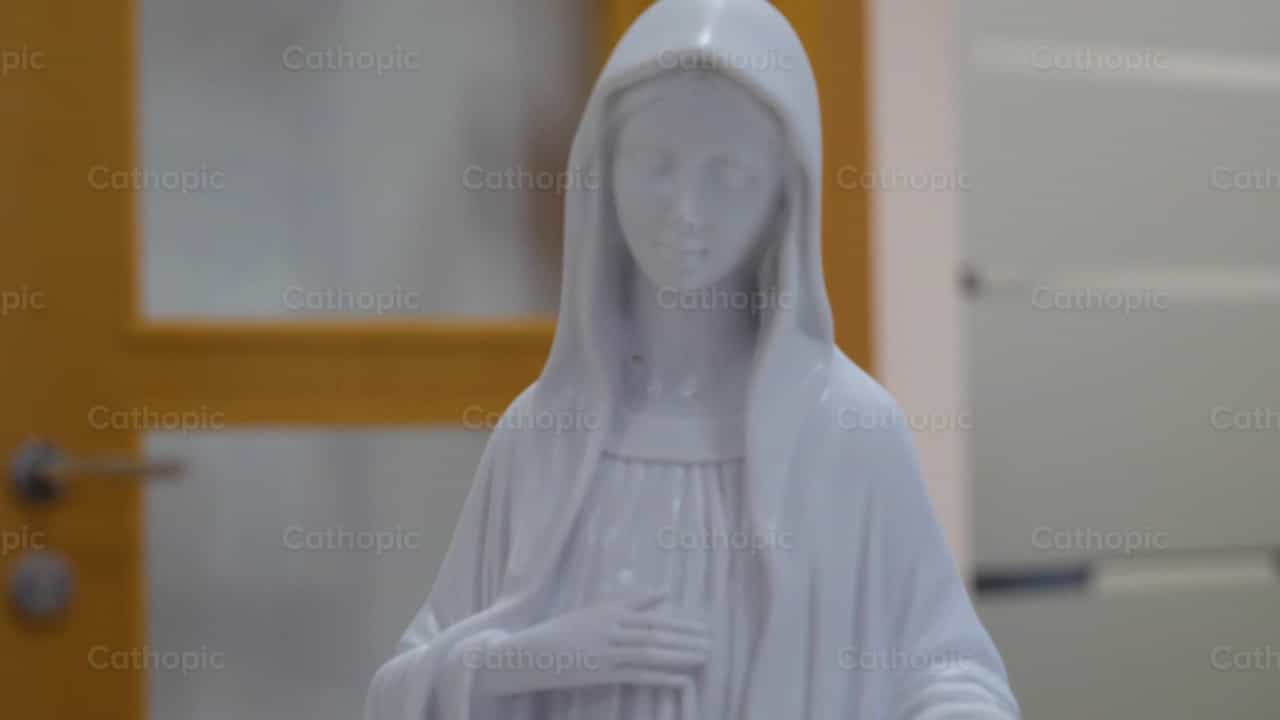 Estátua de Porcelana de Nossa Senhora, Ângulo 1 - Vídeos católicos de stock - Foto de Cathopic