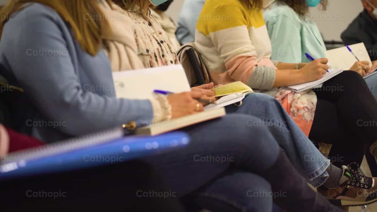 Fiéis ouvindo uma palestra, foto 1 - Vídeos católicos de stock