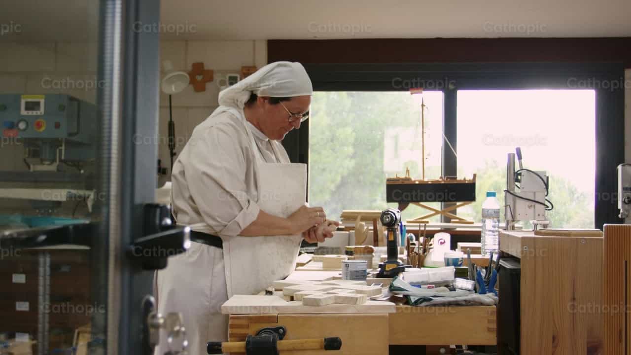 Schwester Agustina arbeitet glücklich - Katholische Stock-Videos - Foto von Almures Studio