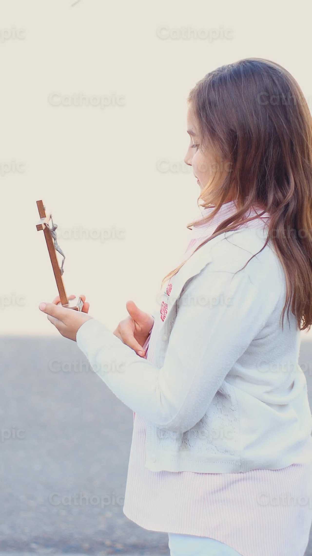 Menina com um crucifixo - Vídeos católicos de stock - Foto de Pitangus Alfonso Asensio