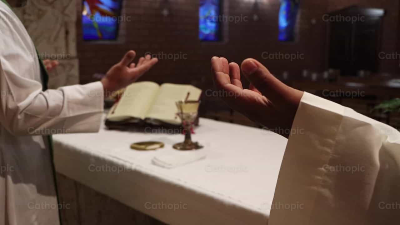 Mãos do Sacerdote - Vídeos católicos de stock - Foto de Saul Ibarra