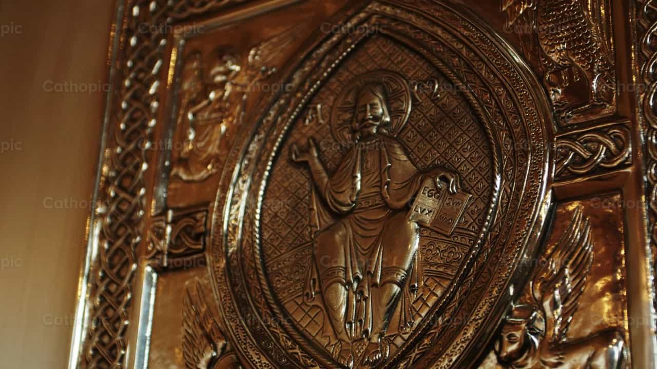 Evangelario - Banco de vídeos católicos - Fotografía por Almures Studio