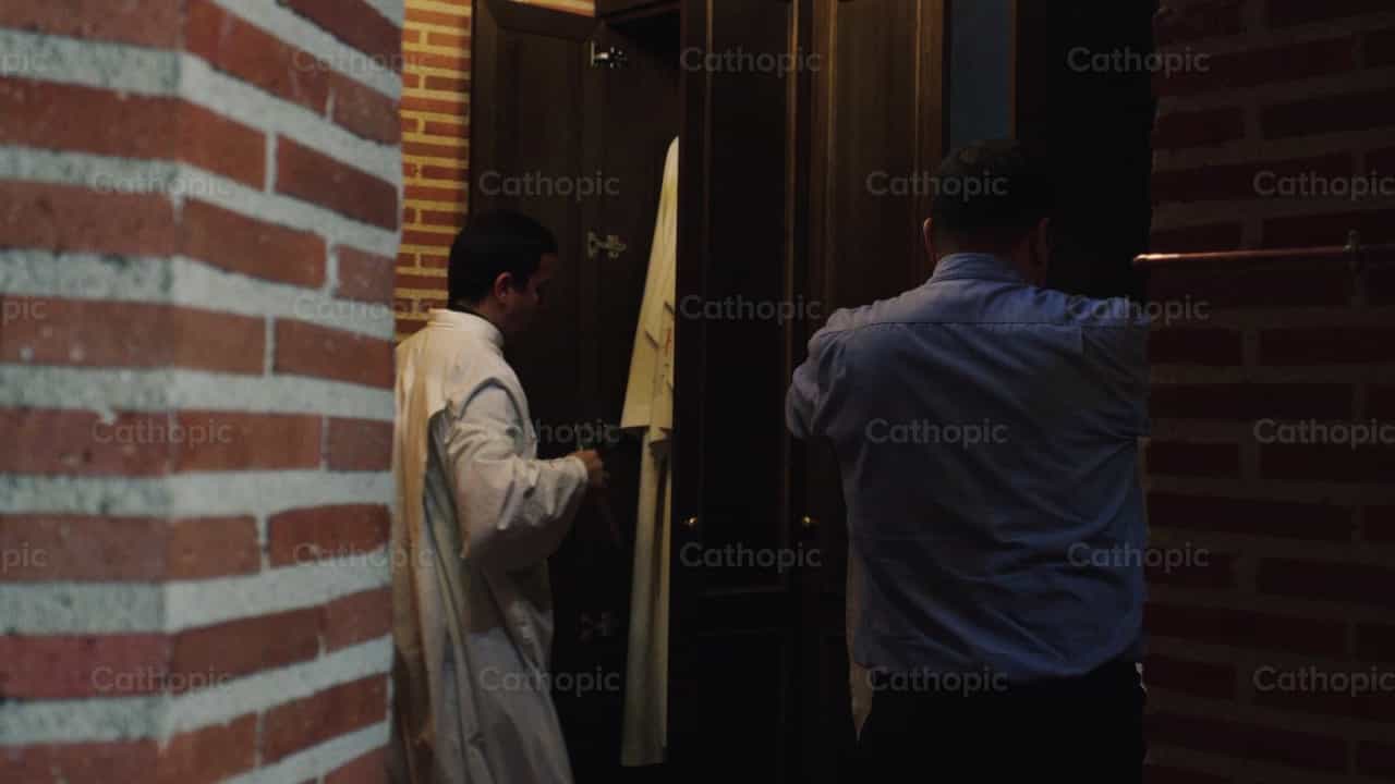 Sacerdote preparandose para la Santa Misa - Banco de vídeos católicos - Fotografía por Almures Studio