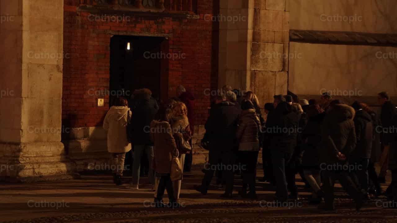 Personas entrando al templo - Banco de vídeos católicos