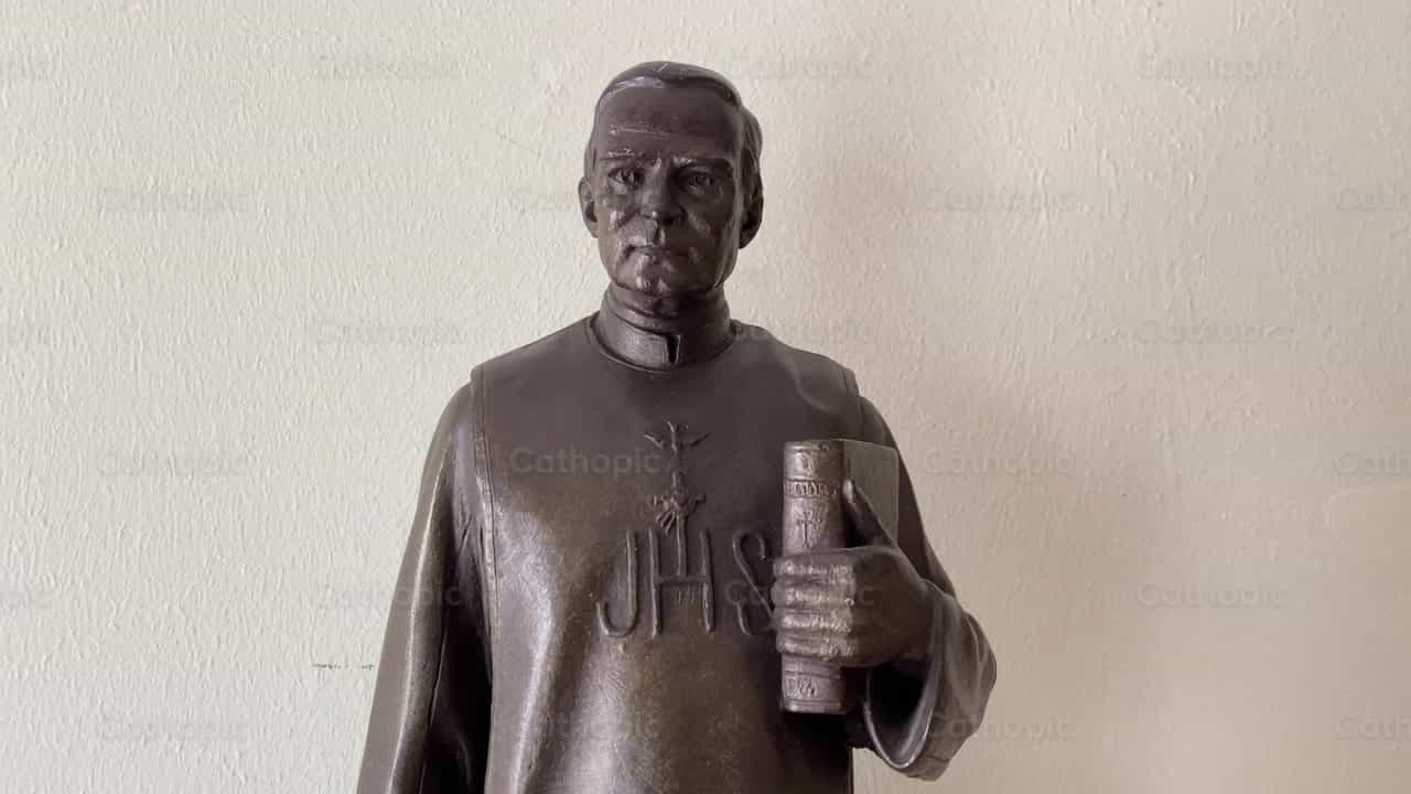 estátua de Félix Rougier - Vídeos católicos de stock