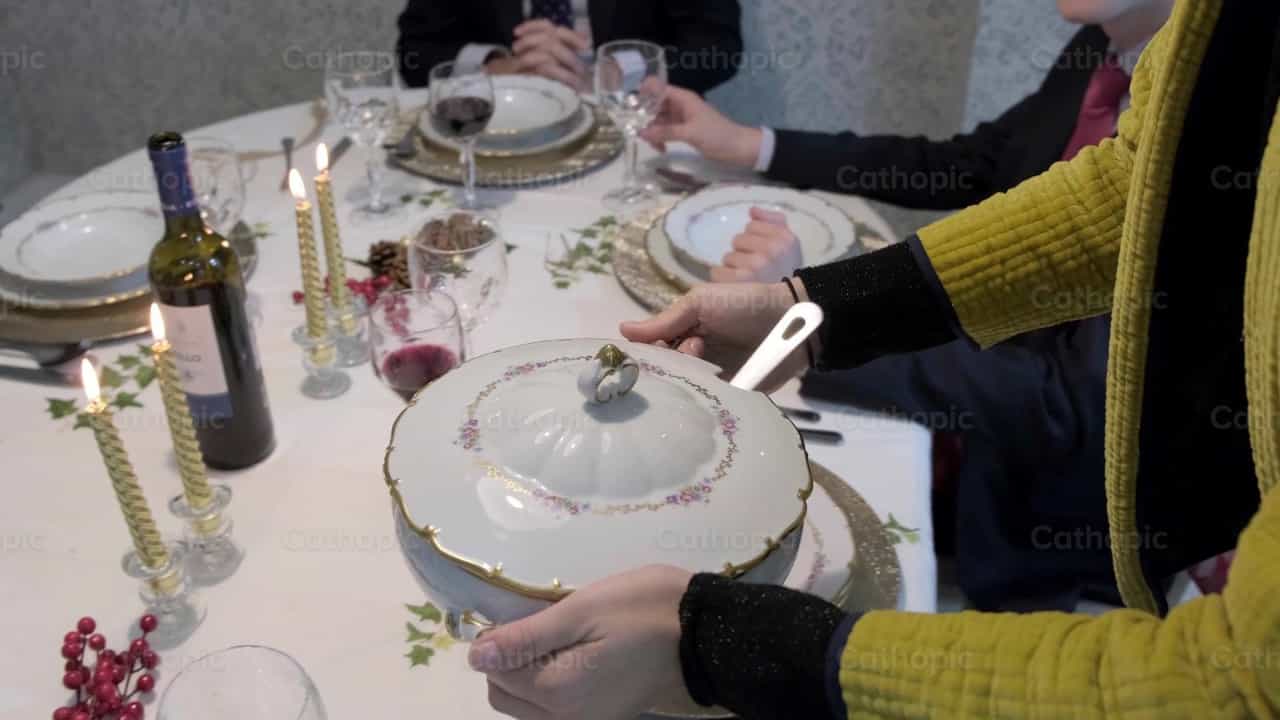 Sirviendo la sopa en la cena de Navidad - Banco de vídeos católicos - Fotografía por Almures Studio