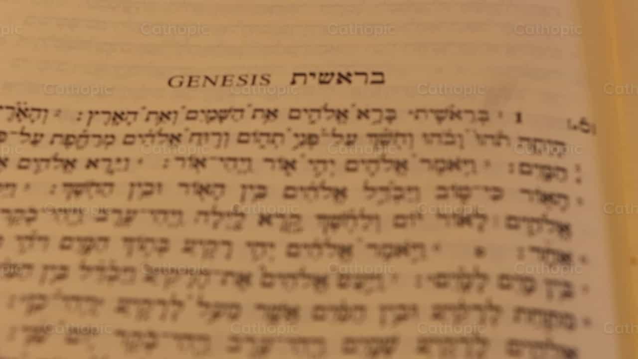 Biblia en hebreo - Banco de vídeos católicos - Fotografía por Saul Ibarra