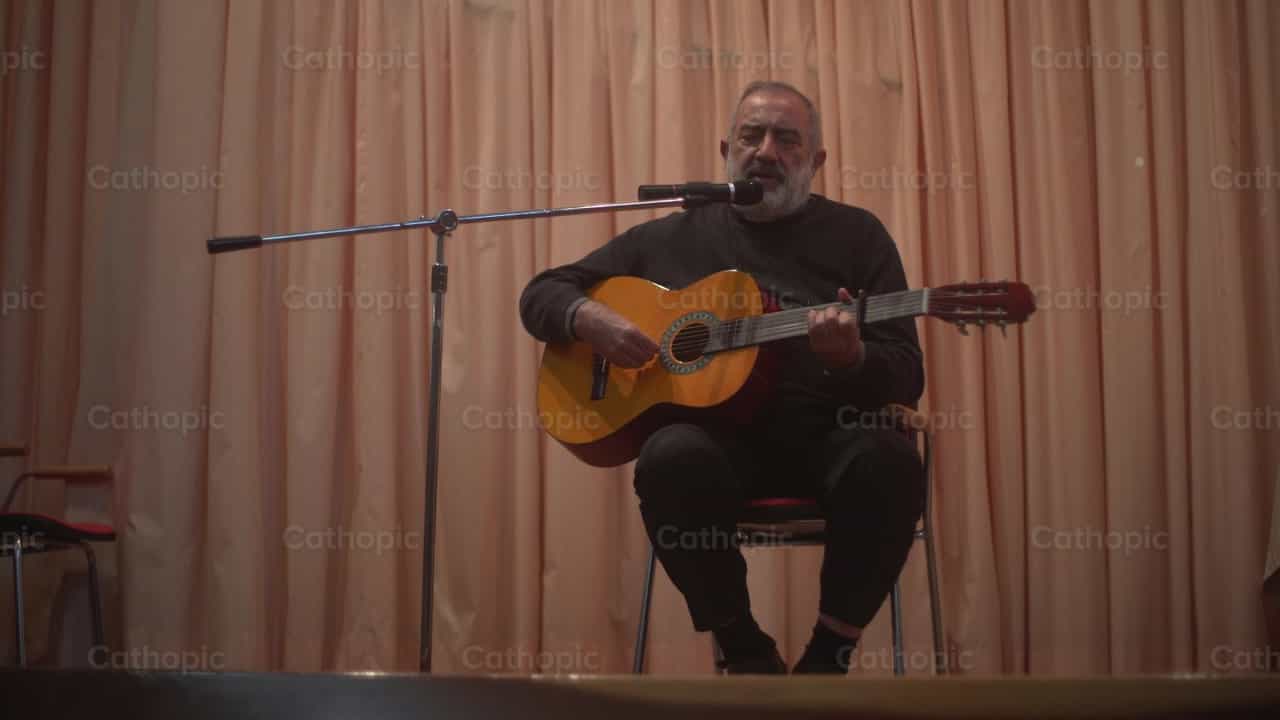 Sacerdote cantando - Banco de vídeos católicos