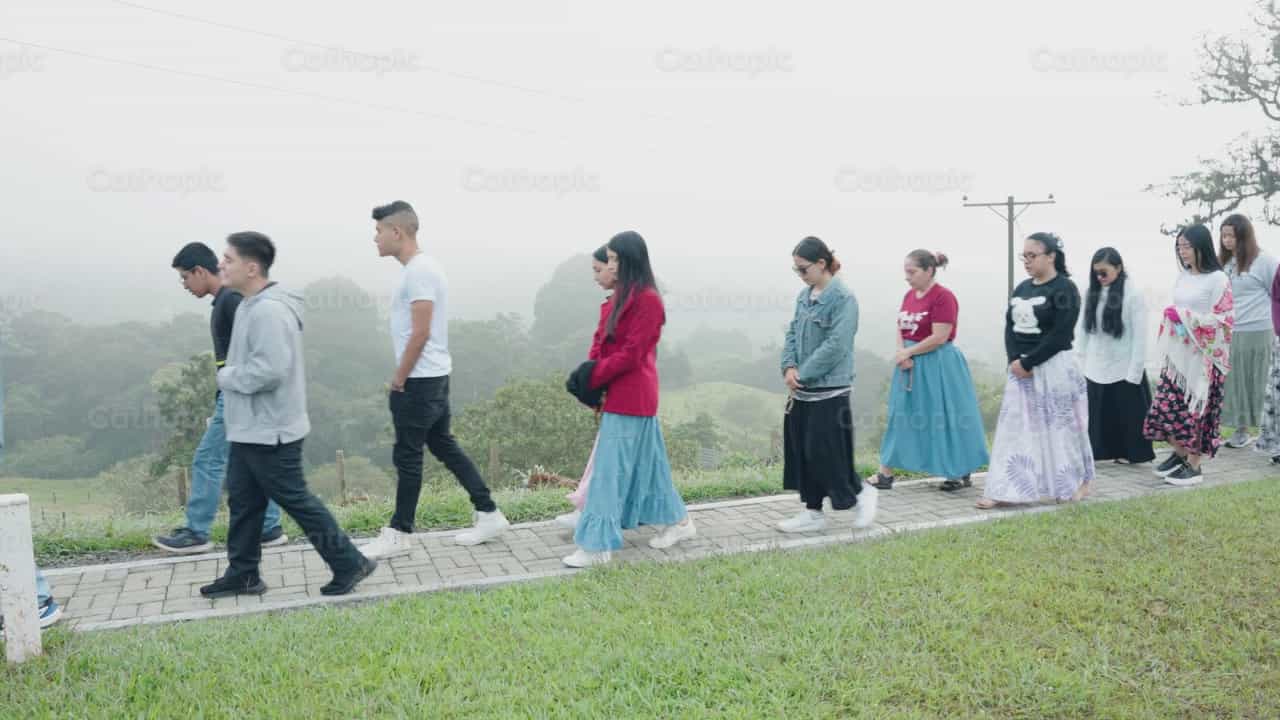 Grupo de personas rezando el rosario en naturaleza - Banco de vídeos católicos - Fotografía por Carlos Gaviria