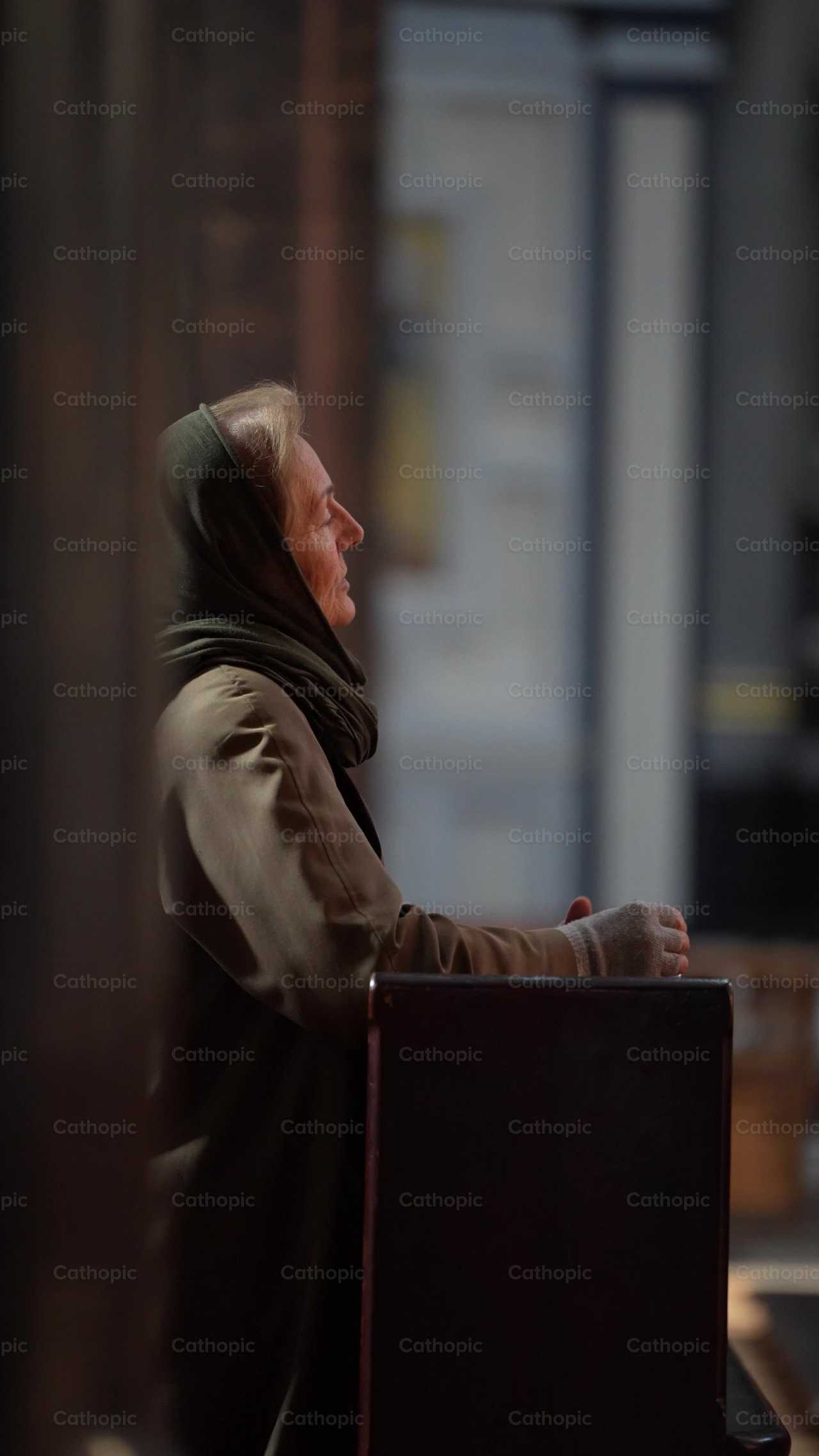 Mujer rezando de rodillas - Banco de vídeos católicos