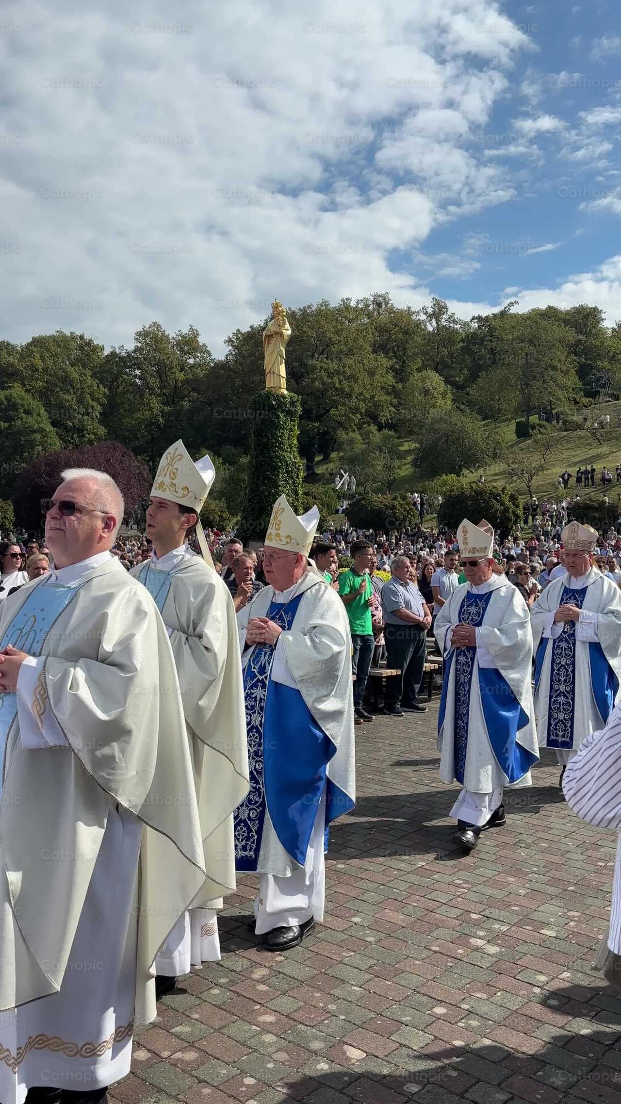 Procesión religiosa en el santuario de Marija Bistrica - Banco de vídeos católicos