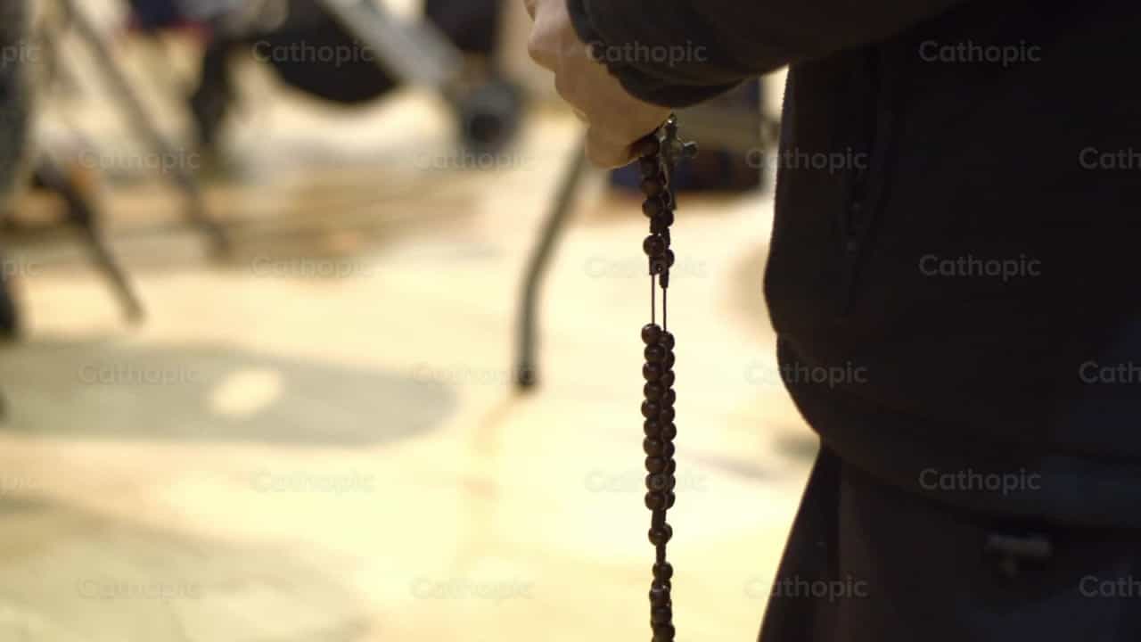Rezando el Rosario - Banco de vídeos católicos - Fotografía por Catholic Stuff