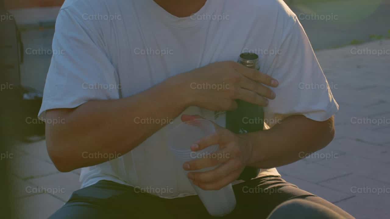 Dorstigen te drinken geven - Katholieke stockvideo's