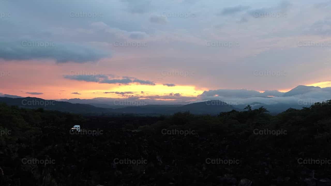 Atardecer - Banco de vídeos católicos - Fotografía por Frames Cristianos