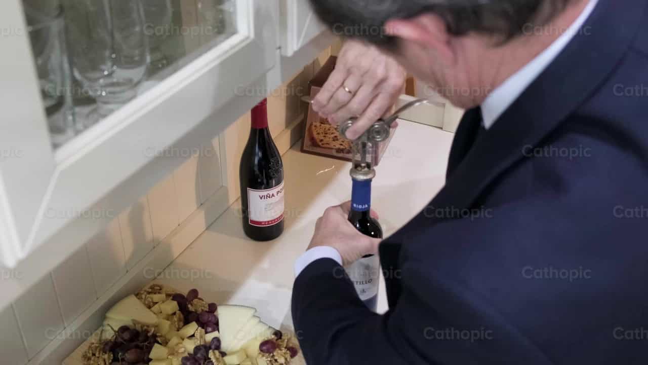 Een fles wijn openen - Katholieke stockvideo's - Foto door Almures Studio