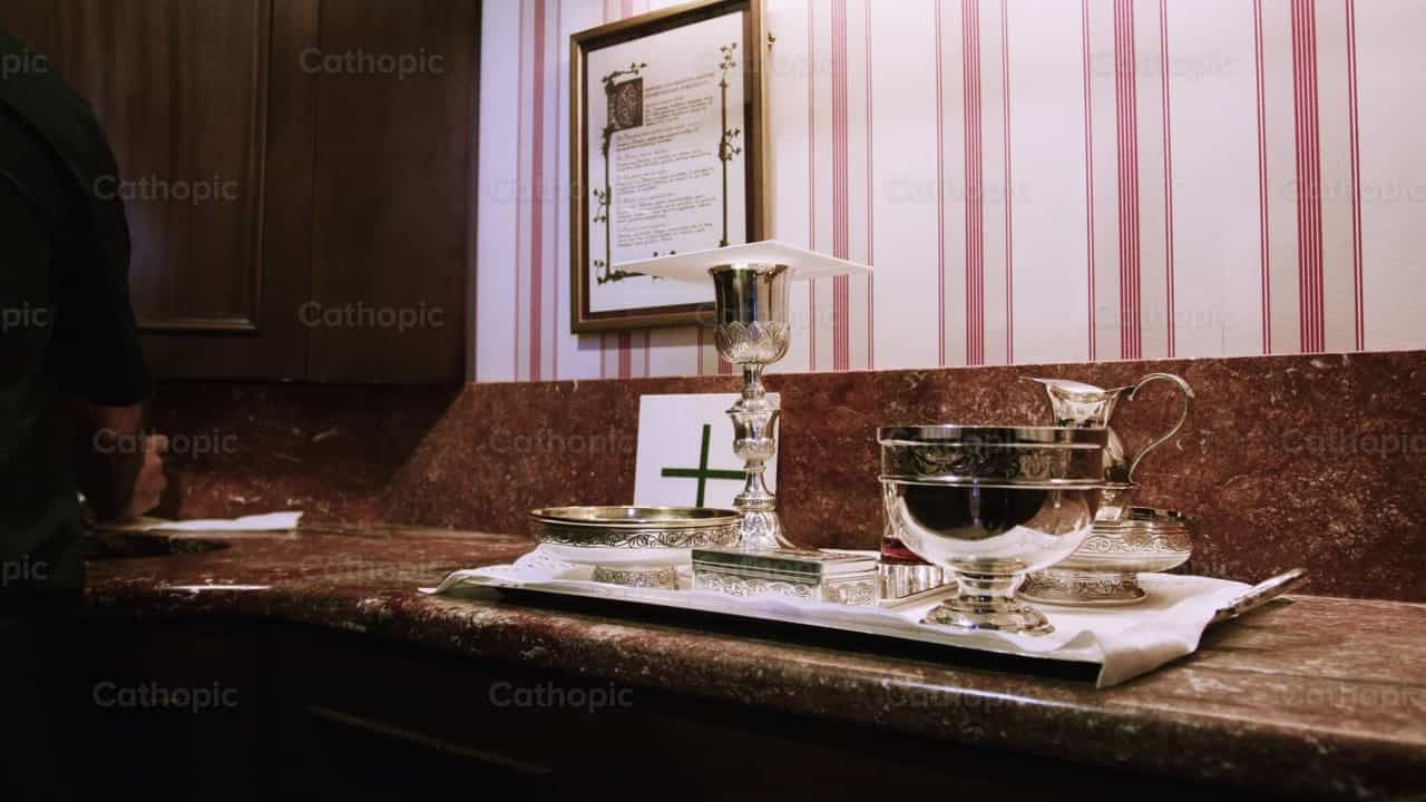 Sacerdote preparando los vasos sagrados - Banco de vídeos católicos - Fotografía por Almures Studio