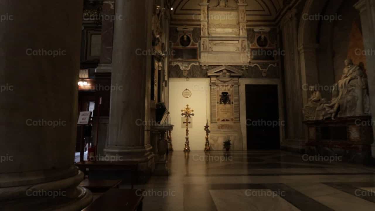 Dentro de la Puerta Santa de la Basilica - Banco de vídeos católicos - Fotografía por encaminados vamos