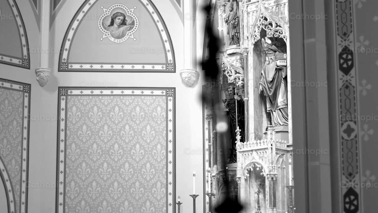 Crucifijo y San Patricio - Banco de vídeos católicos