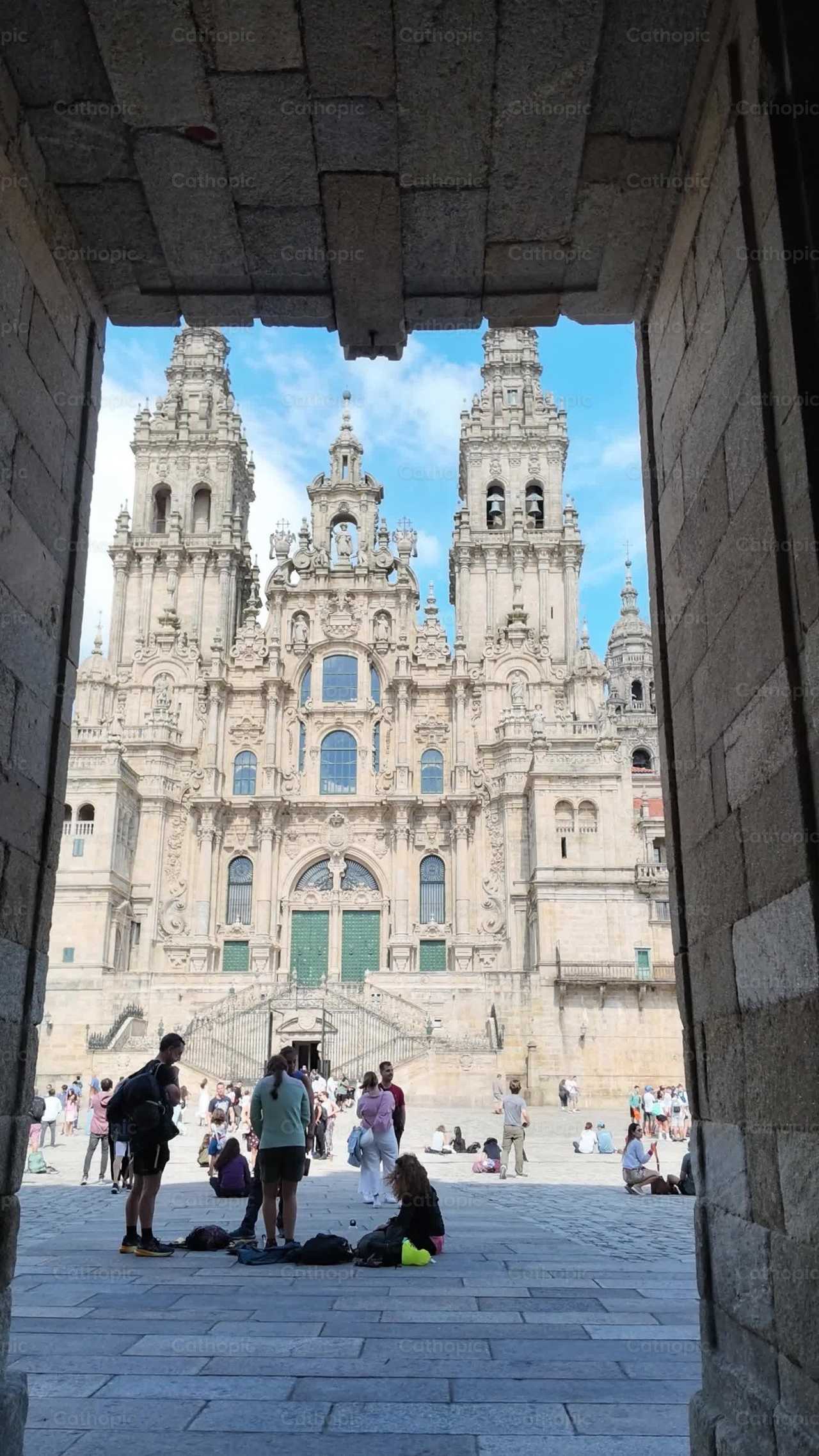 Vídeo vertical de la Catedral de Santiago de Compostela - Banco de vídeos católicos - Fotografía por Yandry Fernández Perdomo