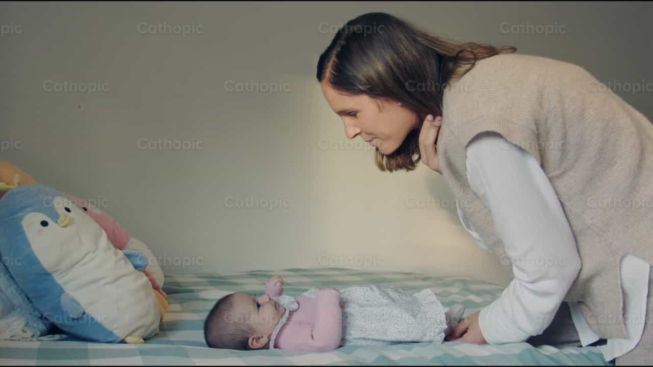 Mutter kümmert sich um ihr Baby - Katholische Stock-Videos - Foto von Almures Studio