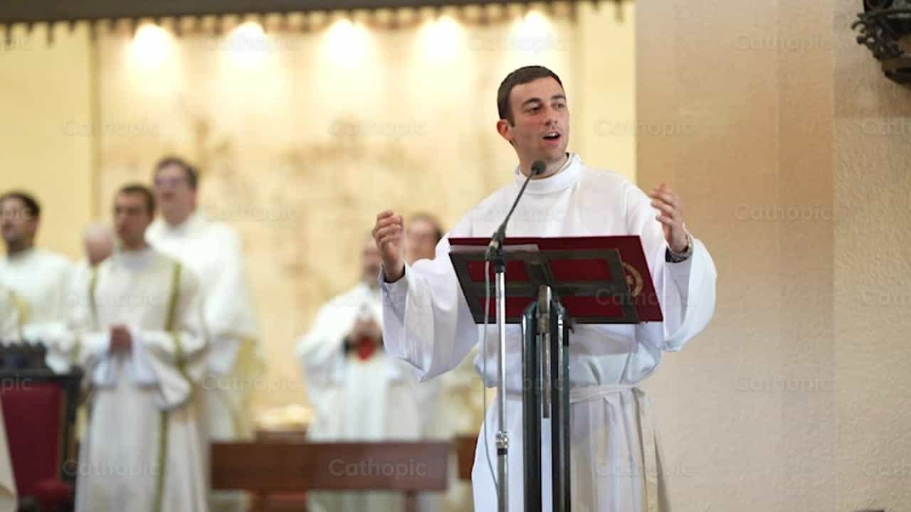 Séminariste chantant lors d’une célébration religieuse - Vidéos catholiques de stock - Photo de Iván W. Jaques