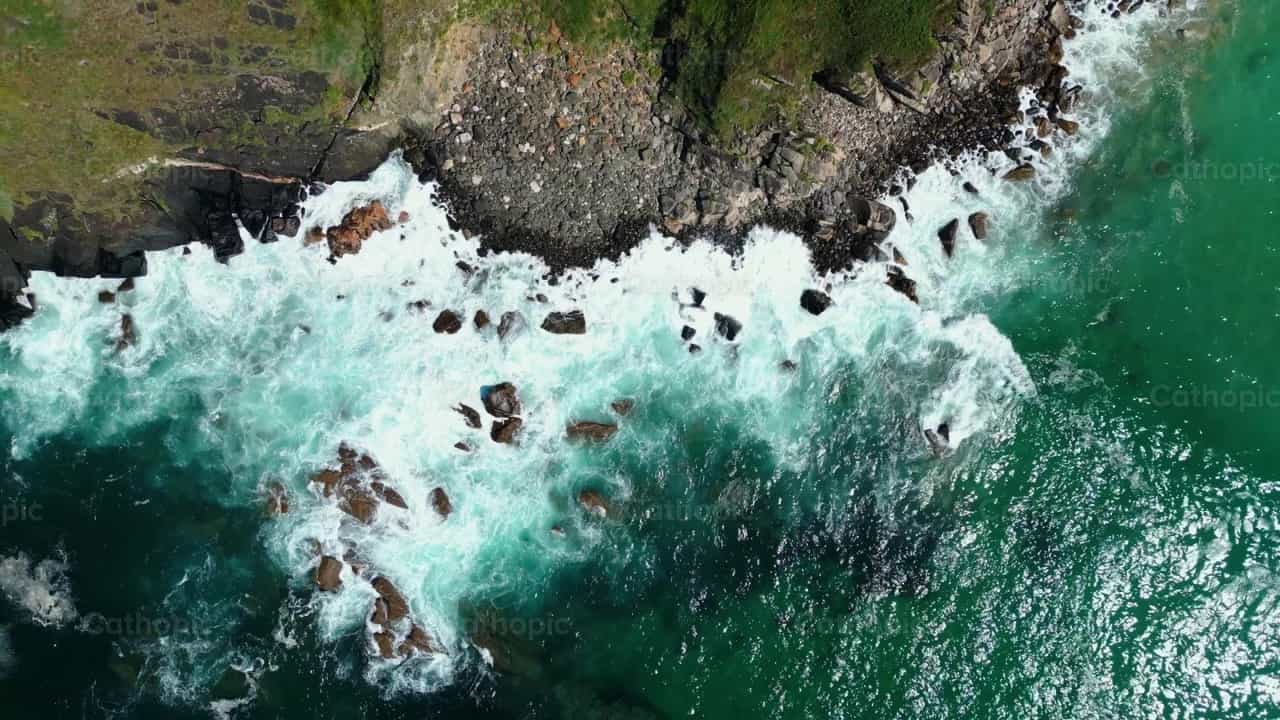 Rivage de l’île de Deva - Vidéos catholiques de stock